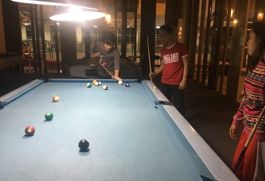 Fasilitas Billiard di Bowling Kaza Surabaya