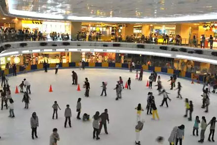 Sky Rink Mall Taman Anggrek Tempat Seru Main Ice Skating di Jakarta